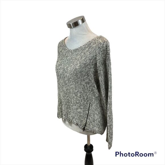 Quinn Brand Grey and White High Low long Sleeved‎ Zipper Accent Sweater Large - Picture 2 of 12